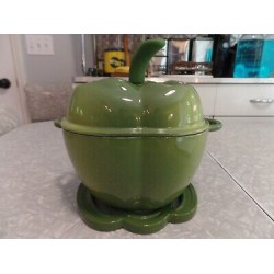 TECHNIQUE CAST IRON ENAMELWARE 1 1/2 QUART "BELL PEPPER" CASSEROLE DISH with LID