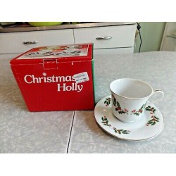 BEAUTIFUL KASHIMA "CHRISTMAS HOLLY" 8 PC. PORCELAIN CUP & SAUCER SET GOLD ACCENT